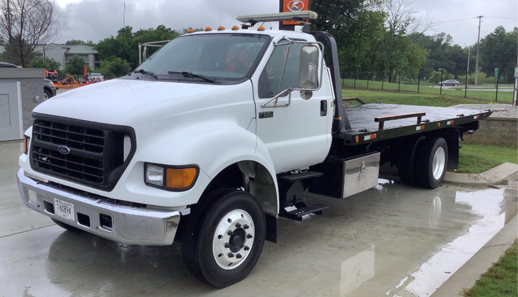 2001 Ford F-650 Super Duty 19’ Roll-Back 4x2