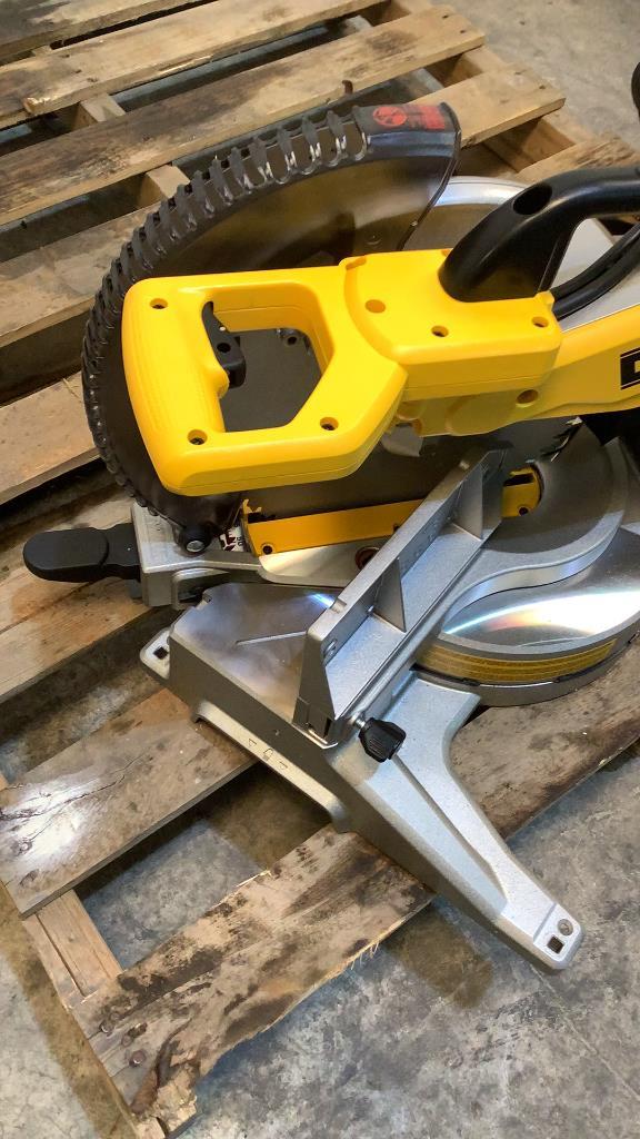 DeWalt 12" Double Bevel Compound Miter Saw DWS716