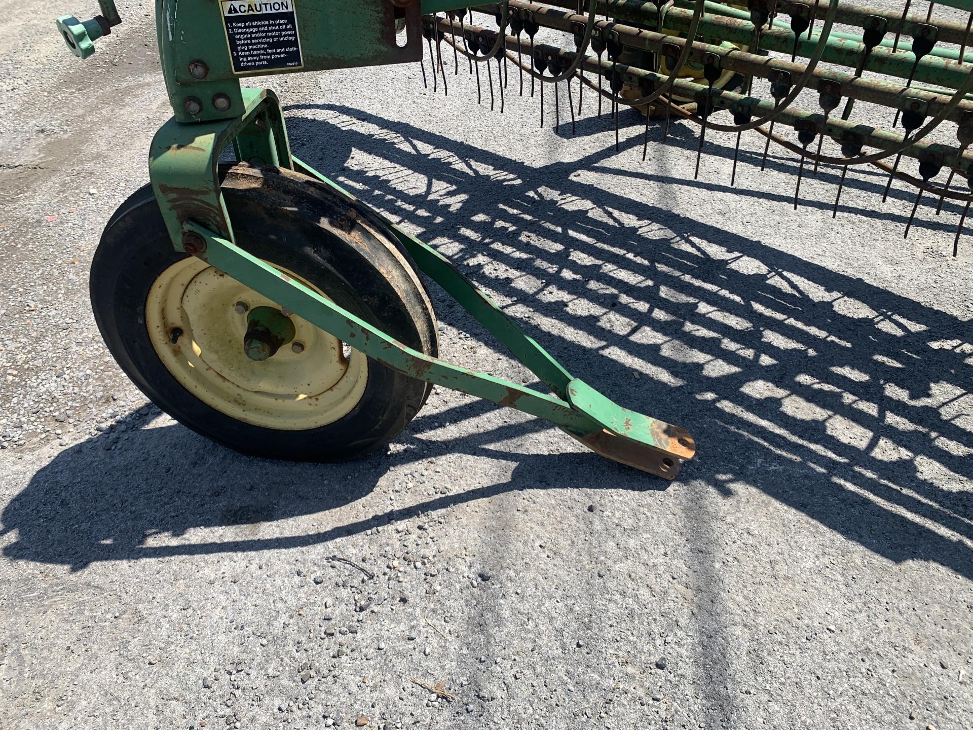 John Deere Hay Rake 672