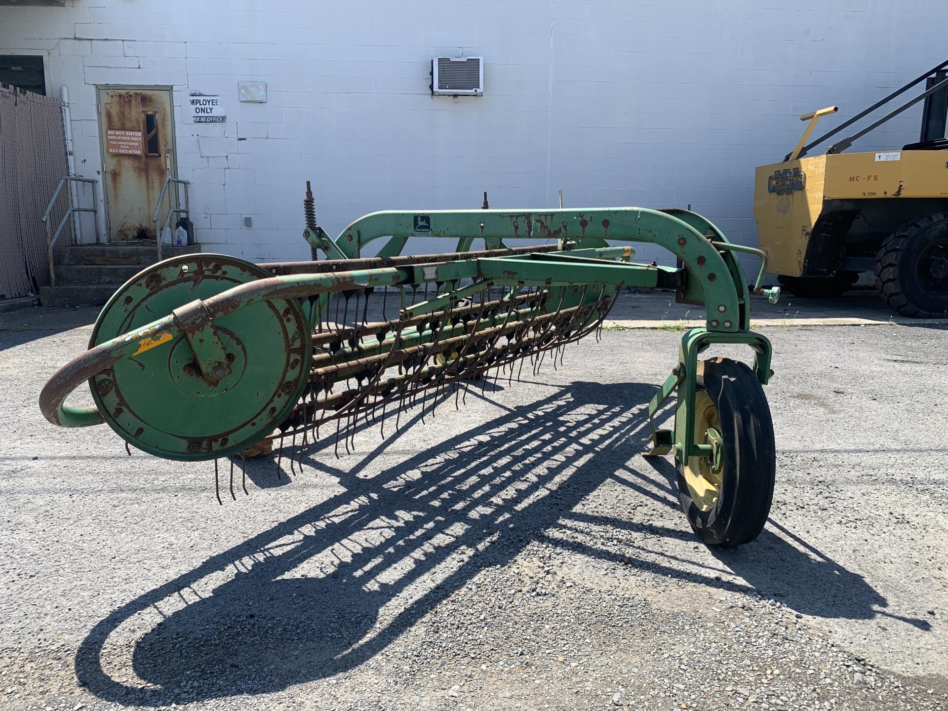 John Deere Hay Rake 672