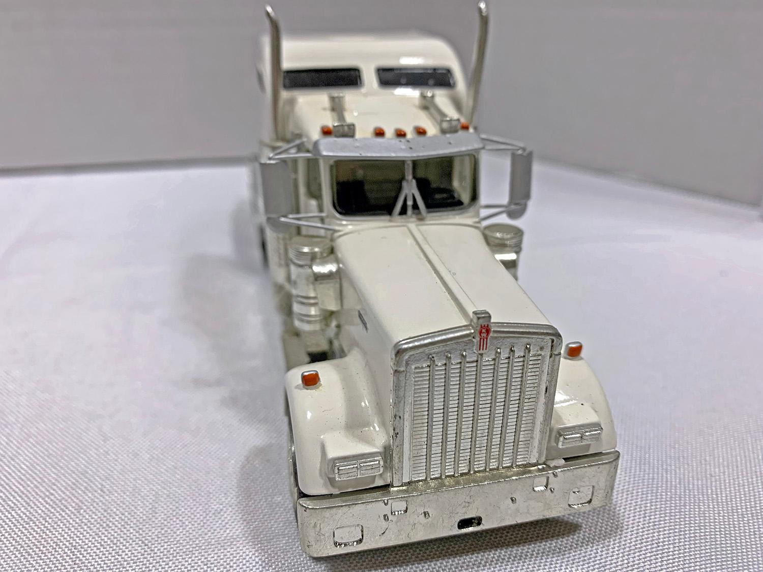 Kenworth W900 8x4 Sleeper Tractor - White - 1:48