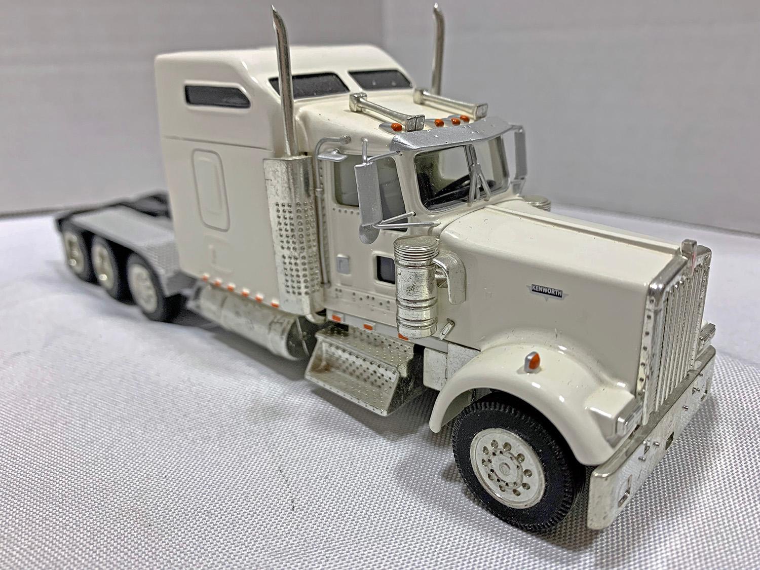 Kenworth W900 8x4 Sleeper Tractor - White - 1:48