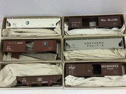 Lot of 18 Accurail Un-Assembled HO Scale Model