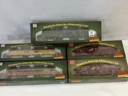 Lot of 12 Roundhouse HO Scale Train Cars-NIB