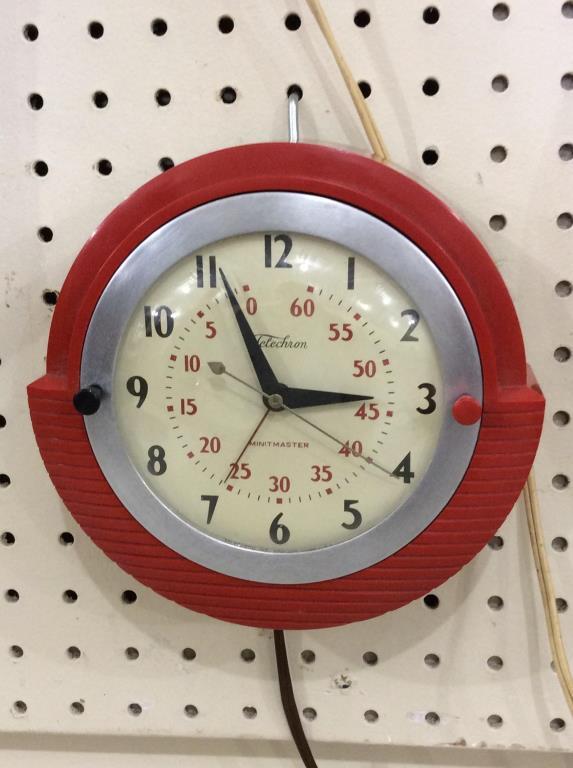 Lot of 2 Electric Wall Hanging Kitchen Clock