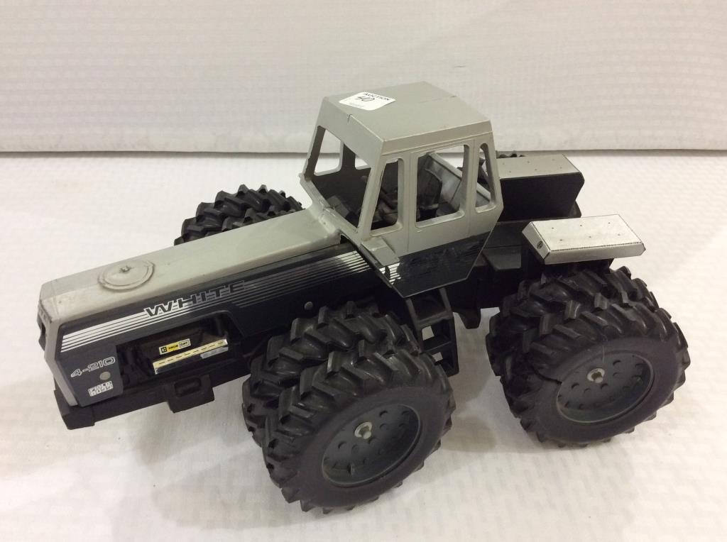 White Field Boss 4-210 1/16th Scale Tractor