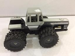 White Field Boss 4-210 1/16th Scale Tractor