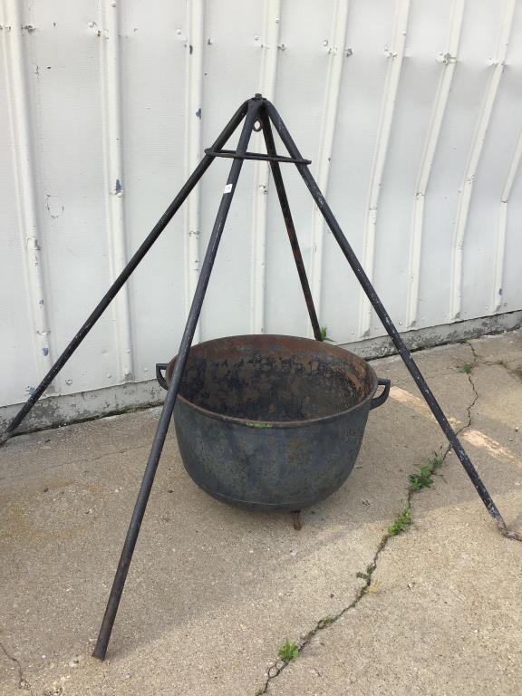 Lg. Metal Flower Pot w/ 3 Legged Stand