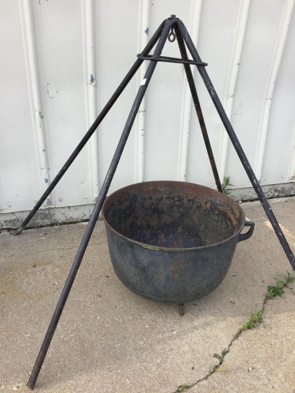 Lg. Metal Flower Pot w/ 3 Legged Stand