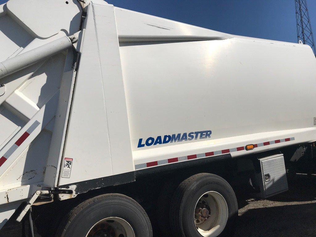 AUTOCAR LOADMASTER REFUSE TRUCK