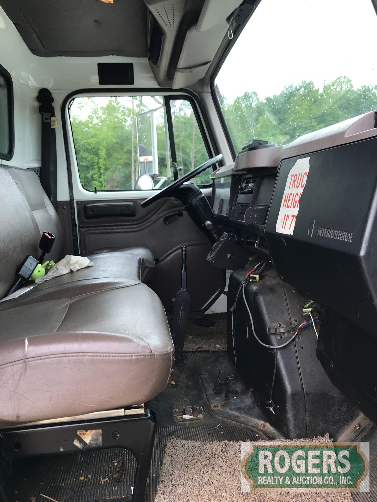 1998 INTERNATIONAL 4700 LP Box Truck/Van