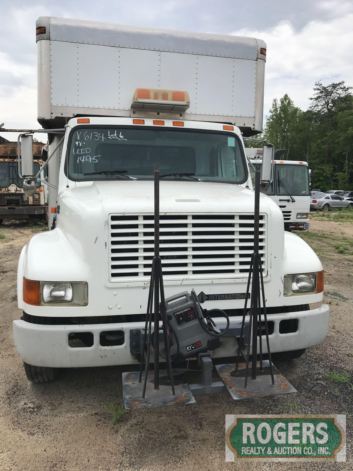 1998 INTERNATIONAL 4700 LP Box Truck/Van