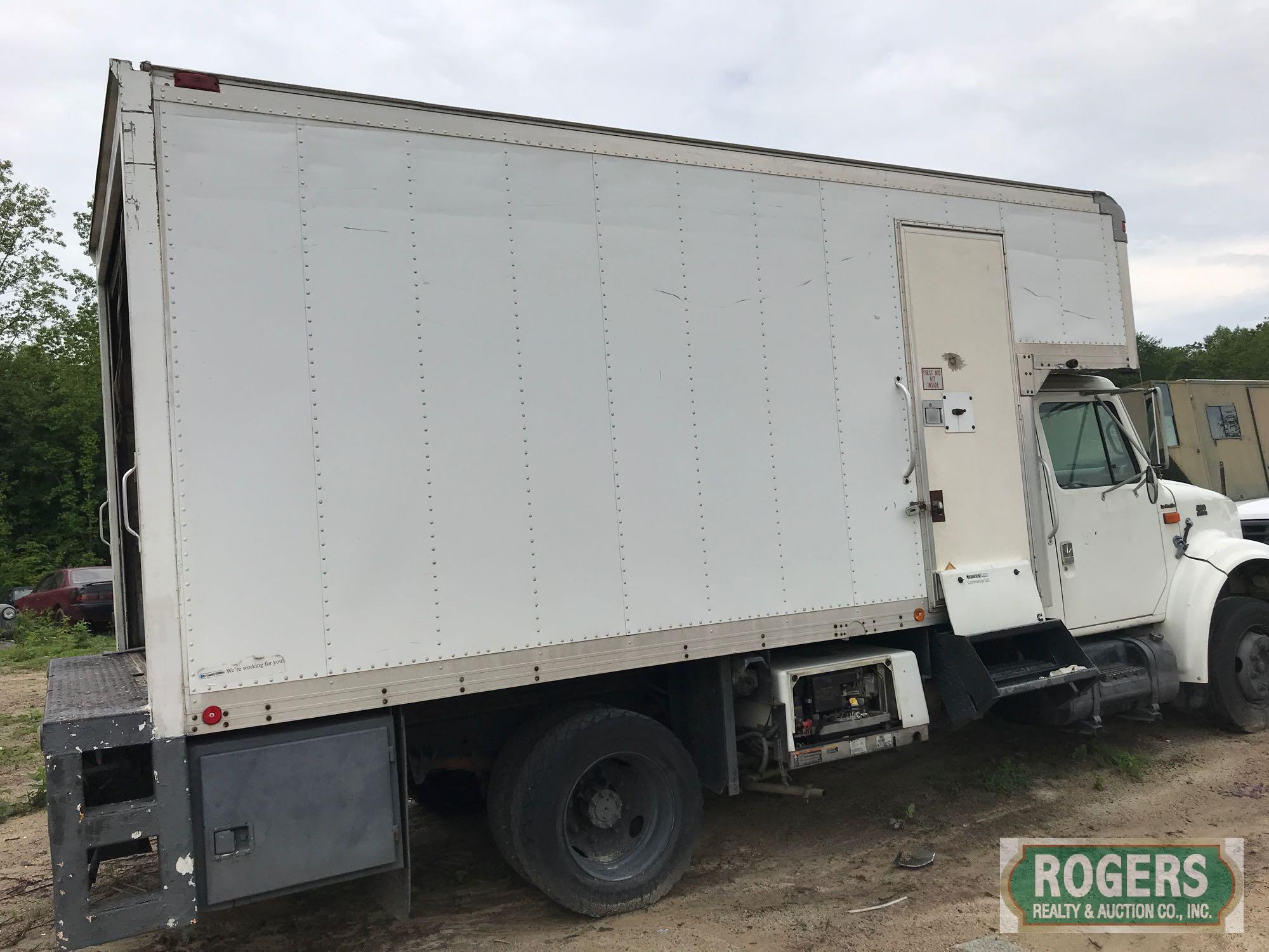 1998 INTERNATIONAL 4700 LP Box Truck/Van