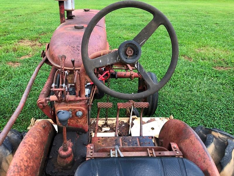 International Harvester Farmall 140