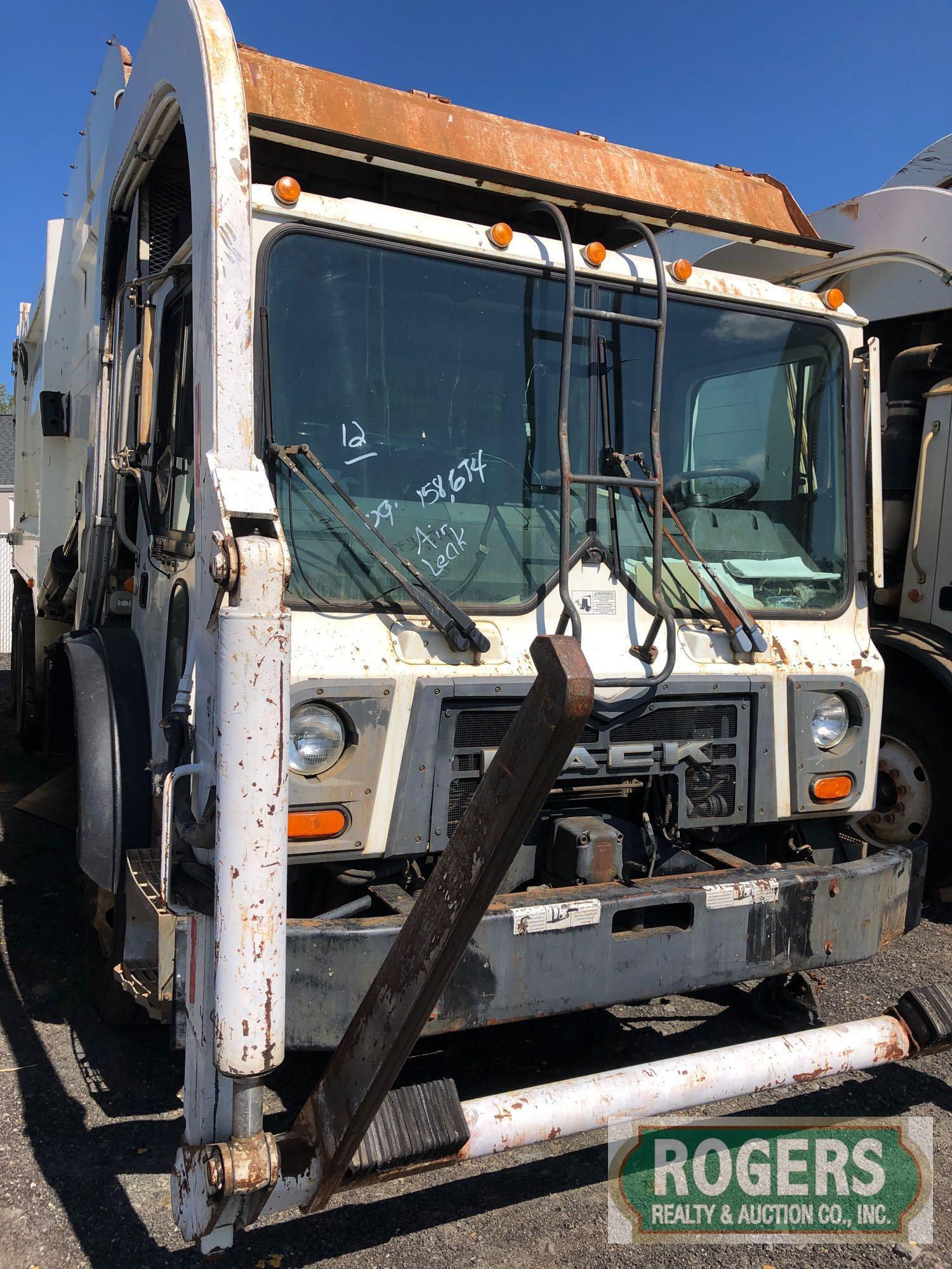 2009 - MACK FRONT LOADER REFUSE TRUCK -MRU613