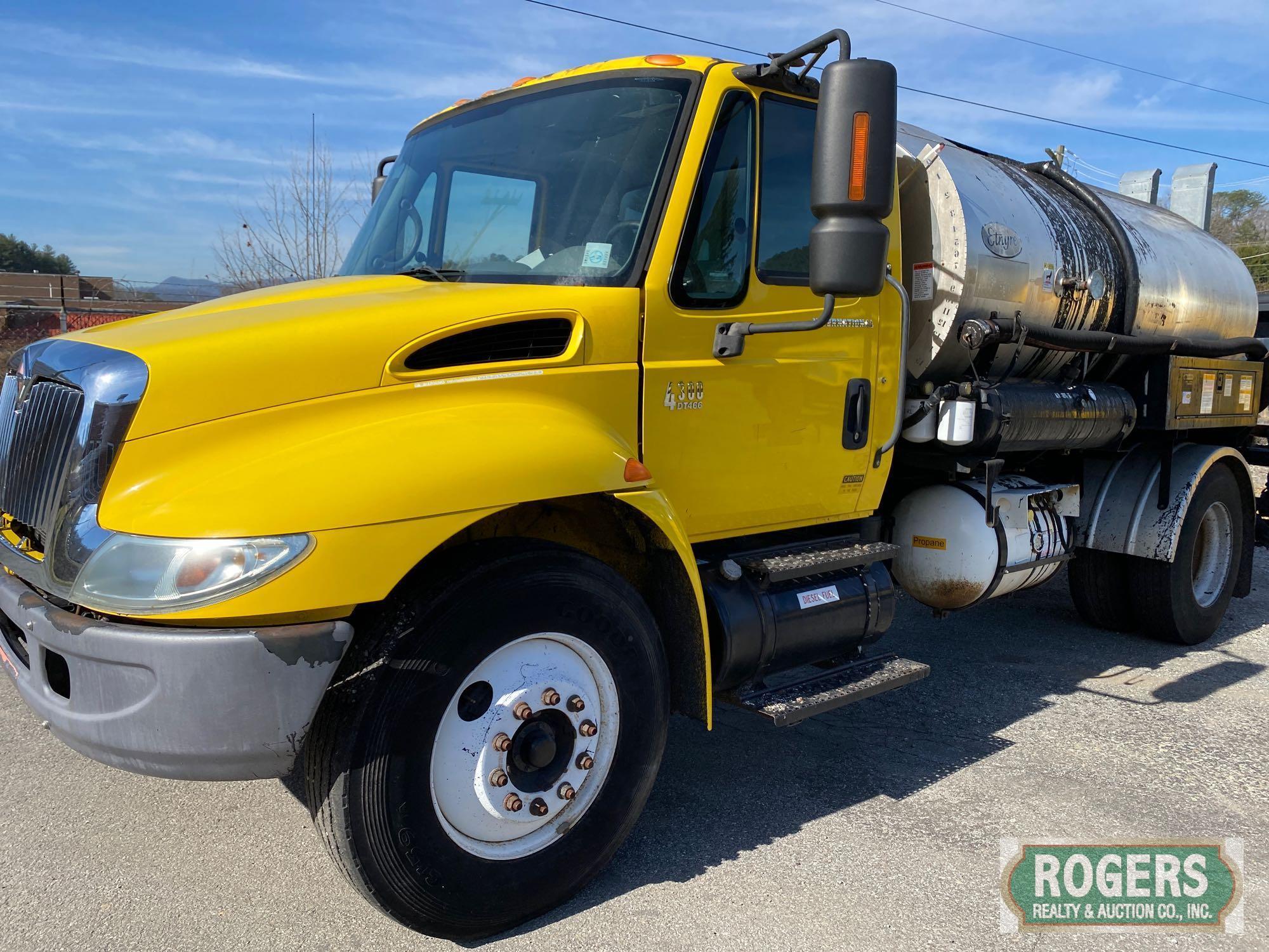 2005 International 4300 SBA with 2004 Etnyre Shooter