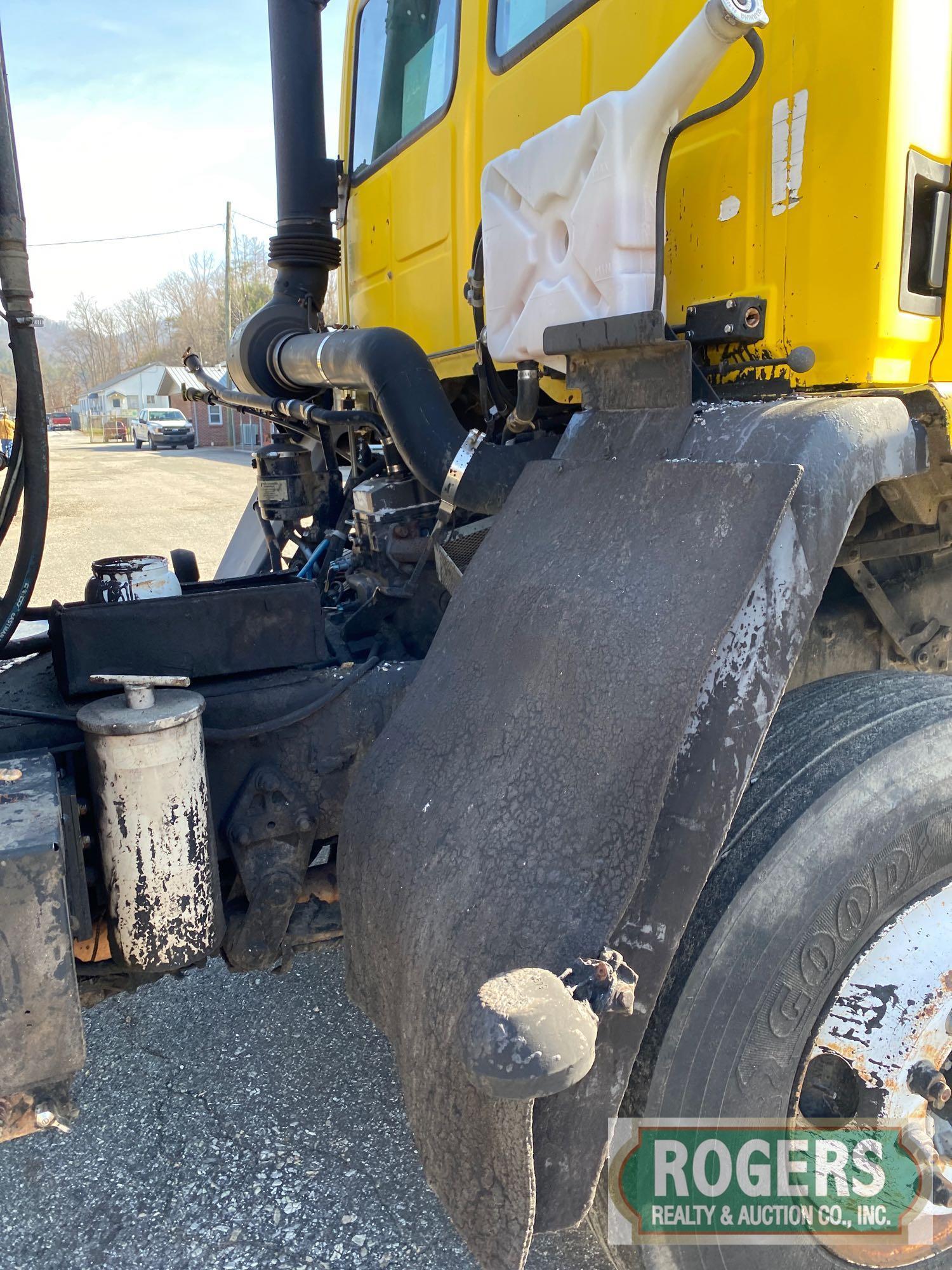 2002 Freightliner FC70 with 2002 Roscoe Maximizer II