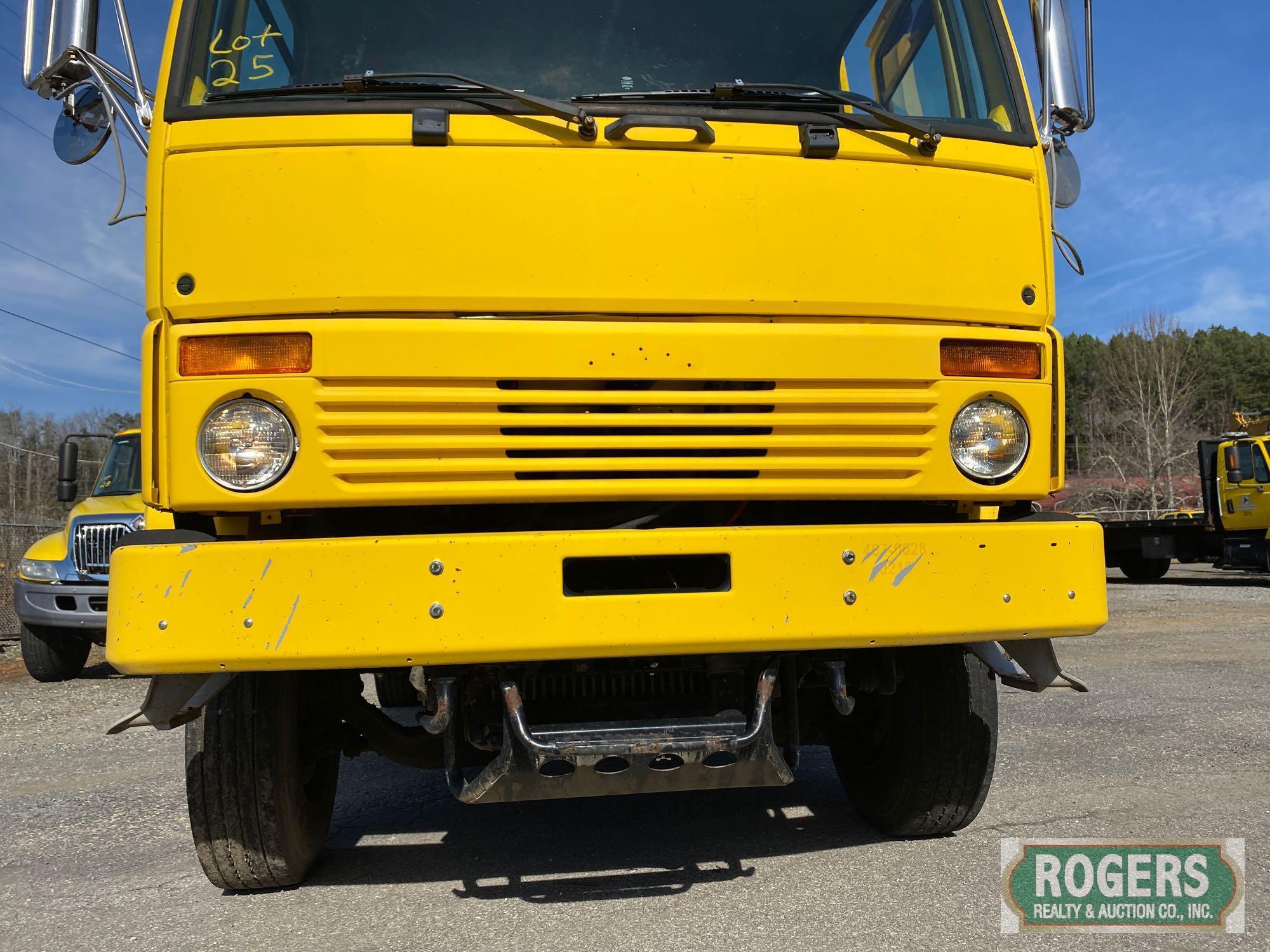 2002 Freightliner FC70 with 2002 Roscoe Maximizer II