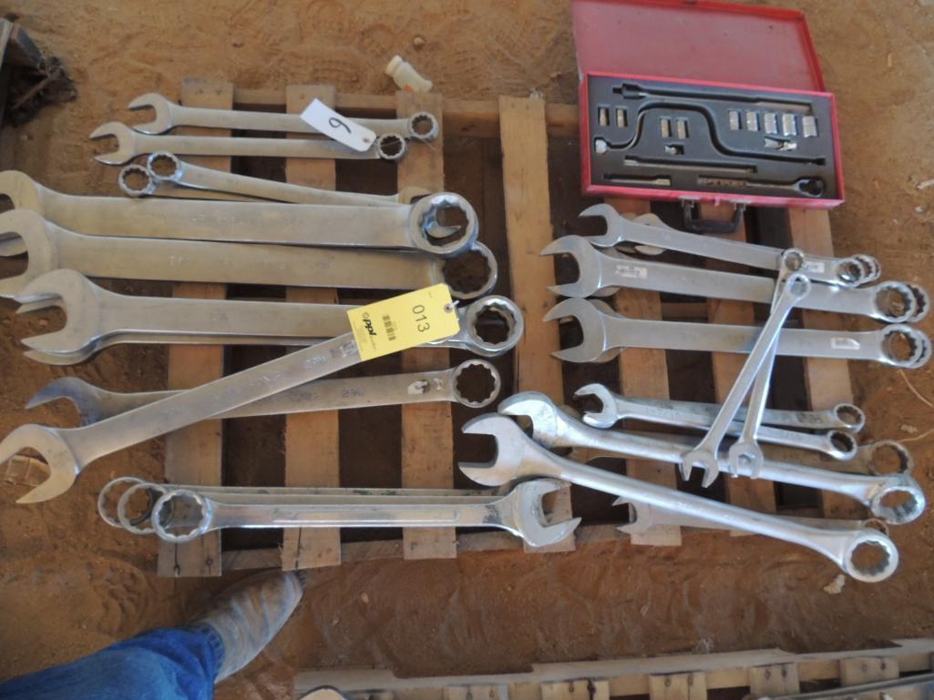 LOT: Wrenches, Socket Set