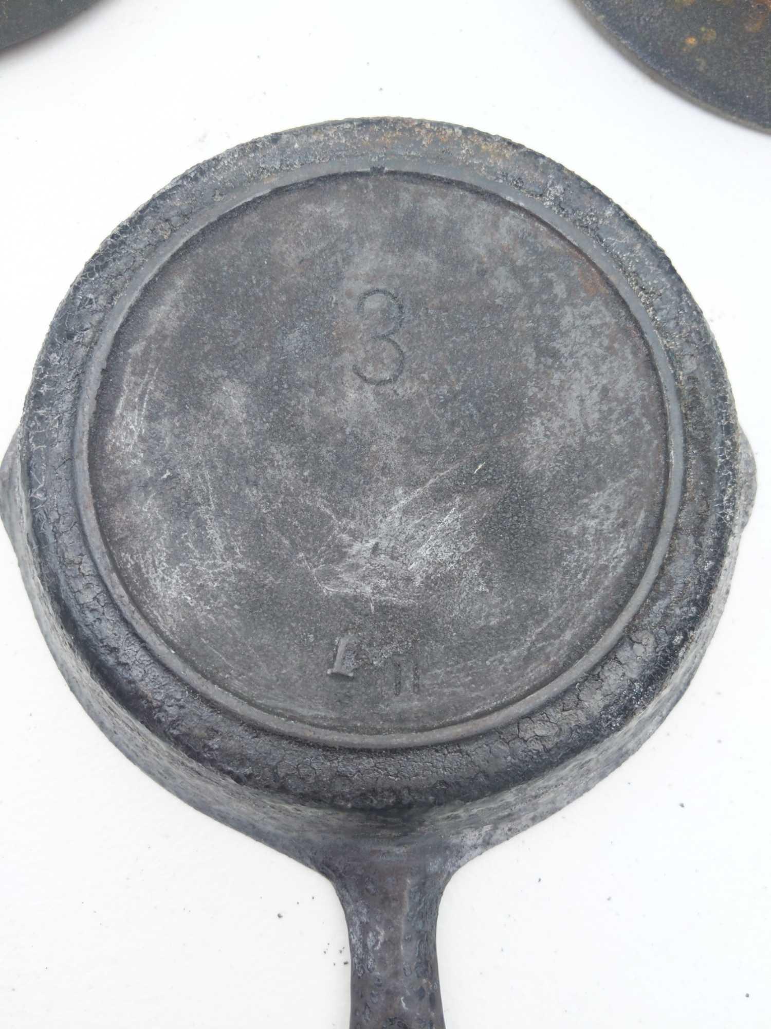 3 Wagner Ware 3's & 1 Unmarked 3 L Cast Iron Skillets