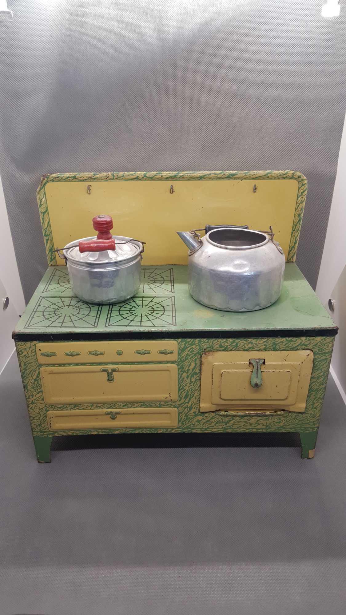 Childs/doll kitchen lot