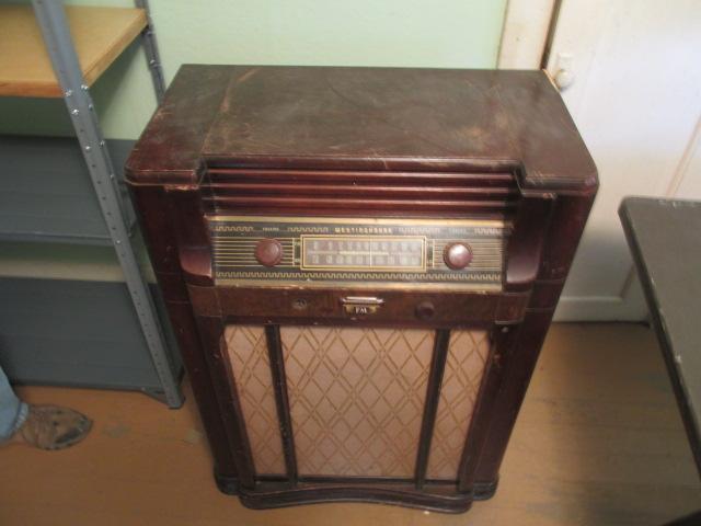 WESTINGHOUSE CABINET RADIO- UNTESTED