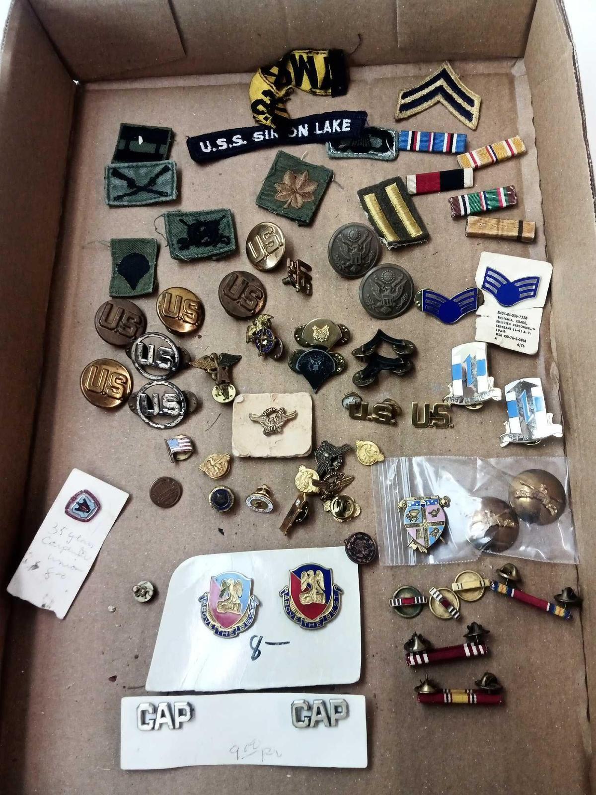 MISCELLANEOUS VINTAGE MILITARY PINS AND PATCHES