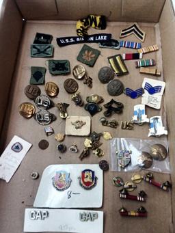 MISCELLANEOUS VINTAGE MILITARY PINS AND PATCHES