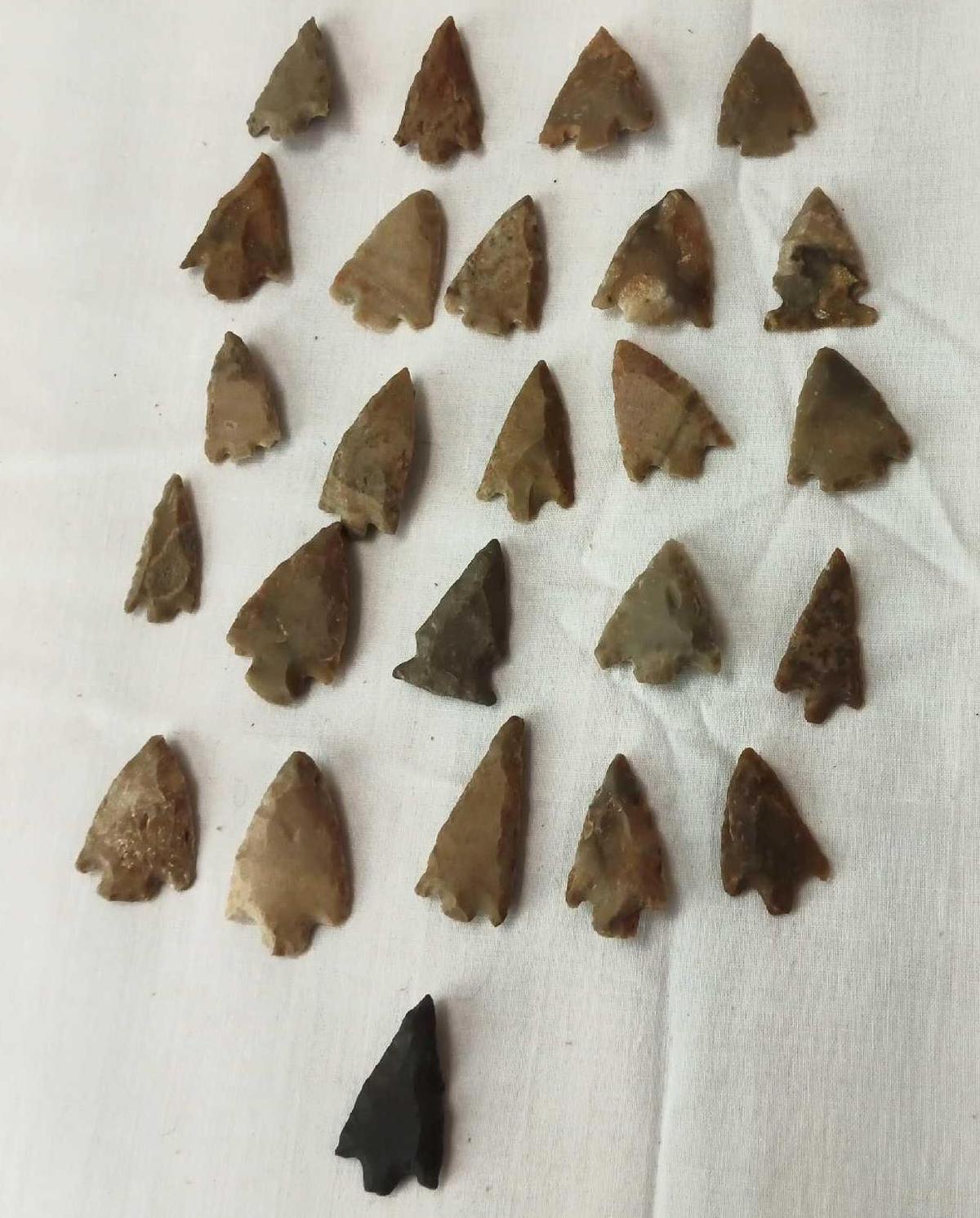 ARROW HEADS VARIOUS SIZES AND STONE.