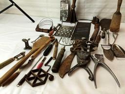 MISCELLANEOUS METAL KITCHEN UTENSILS