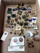 MISCELLANEOUS VINTAGE MILITARY PINS AND PATCHES