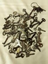 ASSORTED VINTAGE METAL KEYS AND SKELETON KEYS LOT - VARIOUS SIZES