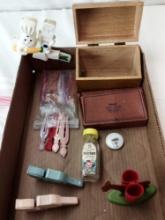 MISCELLANEOUS VINTAGE CLOTHES PINS, RECIPE BOX AND CARDS AND CLIPS