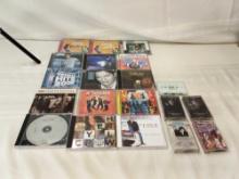 ASSORTED CDS AND CASSETTES COUNTRY, ROCK AND OLDIES. VINCE GILL, RED HOT CHILLI PEPPERS, OTHERS.