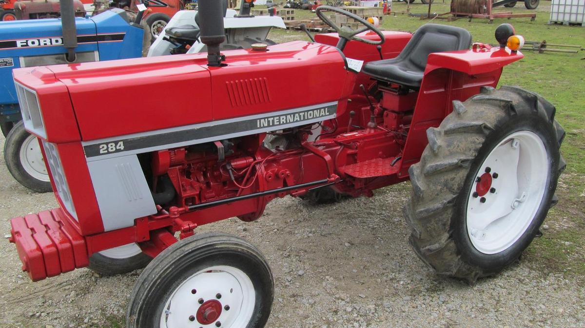 39-15 - INTERNATIONAL HARVESTER 284 GAS WIDE-FRONT TRACTOR