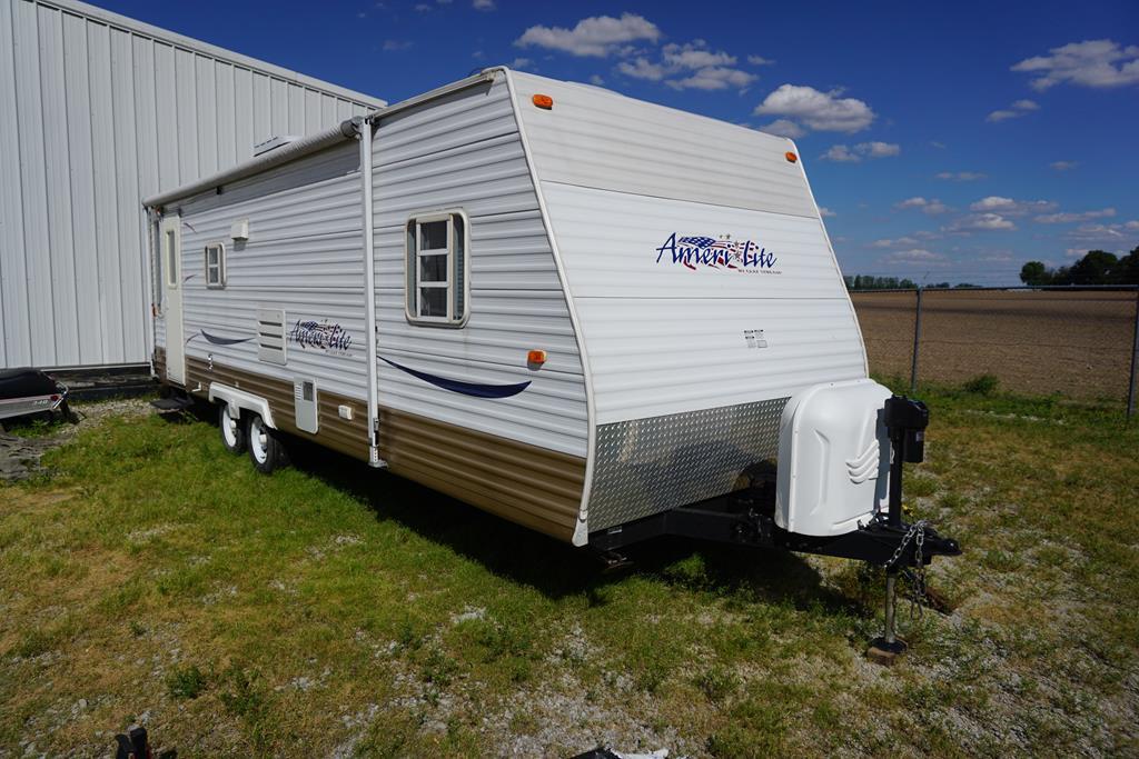 2006 AMERILITE BY GULFSTREAM 25' TANDEM AXEL CAMPER W/1 SLIDE OUT, SOFA, CHAIRS, BATHROOM, 3 BEDS, &