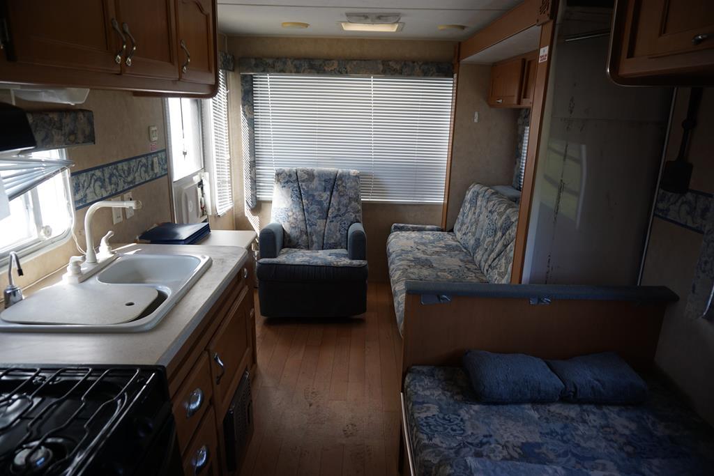 2006 AMERILITE BY GULFSTREAM 25' TANDEM AXEL CAMPER W/1 SLIDE OUT, SOFA, CHAIRS, BATHROOM, 3 BEDS, &