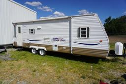 2006 AMERILITE BY GULFSTREAM 25' TANDEM AXEL CAMPER W/1 SLIDE OUT, SOFA, CHAIRS, BATHROOM, 3 BEDS, &