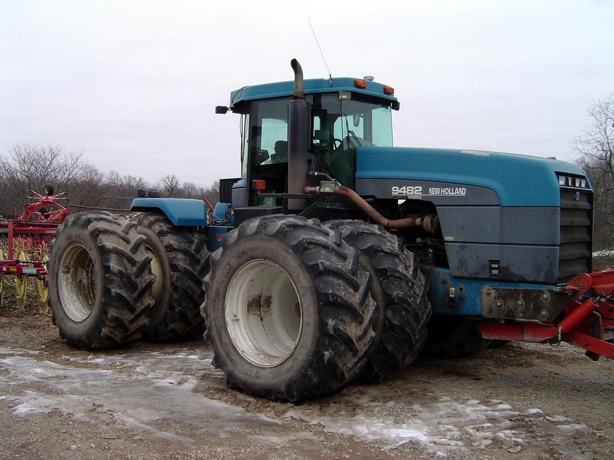 New Holland 9482 Versatile 4WD tractor with 710-70
