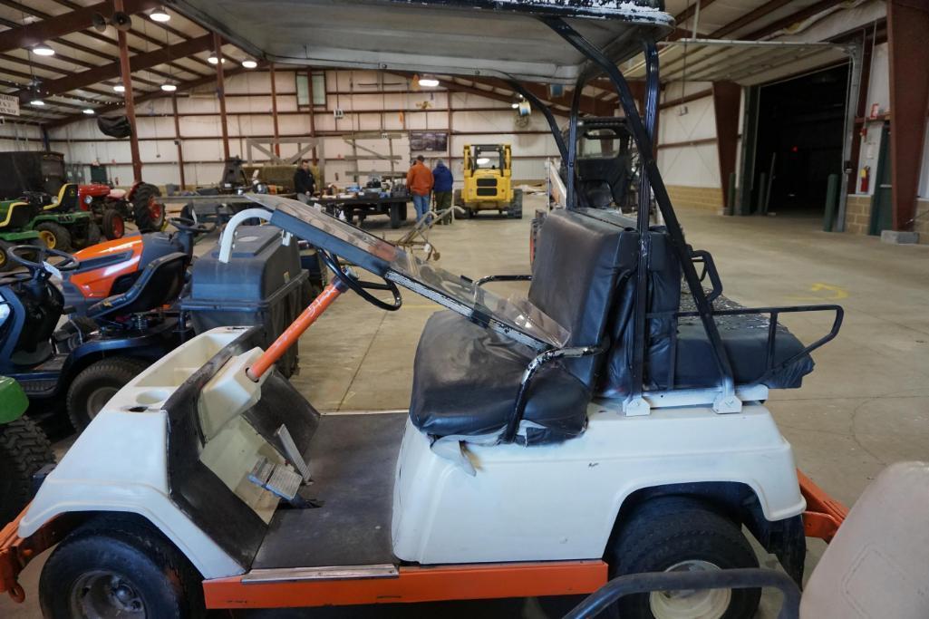 51-2 YAMAHA 2-CYCLE GAS GOLF CART (RUNS)