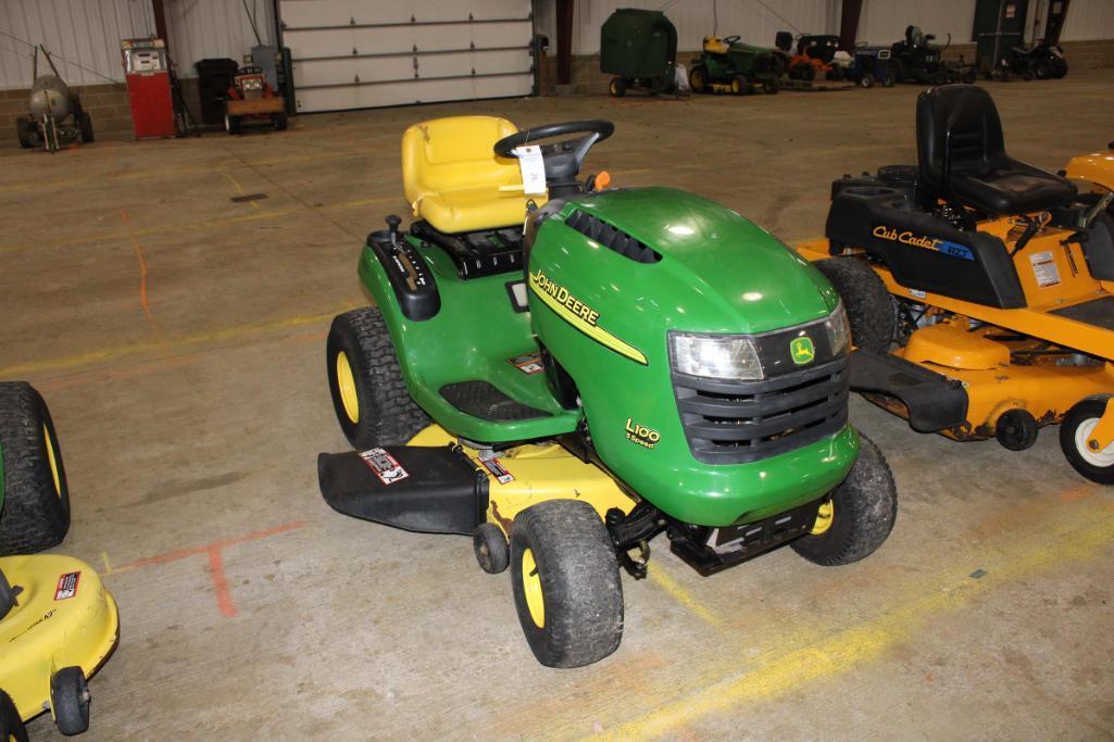 22-5: JOHN DEERE MODEL L100 5-SPEED LAWN MOWER, 17 HP, 42" EDGE CUTTING SYS