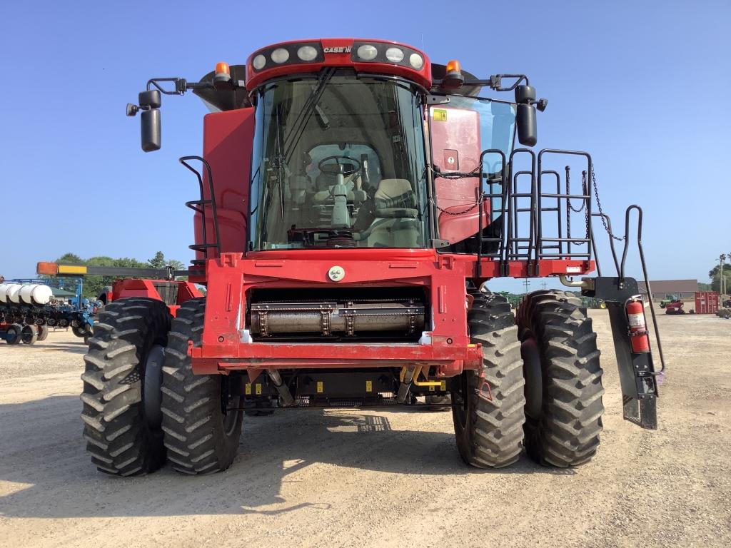 2010 Case IH 7010 Combine