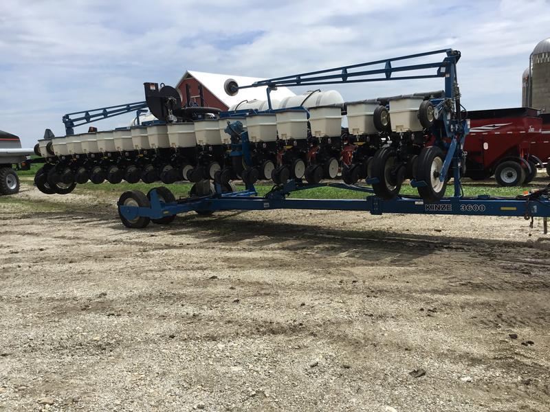 Kinze 3600 16-30 Edge Vac Planter