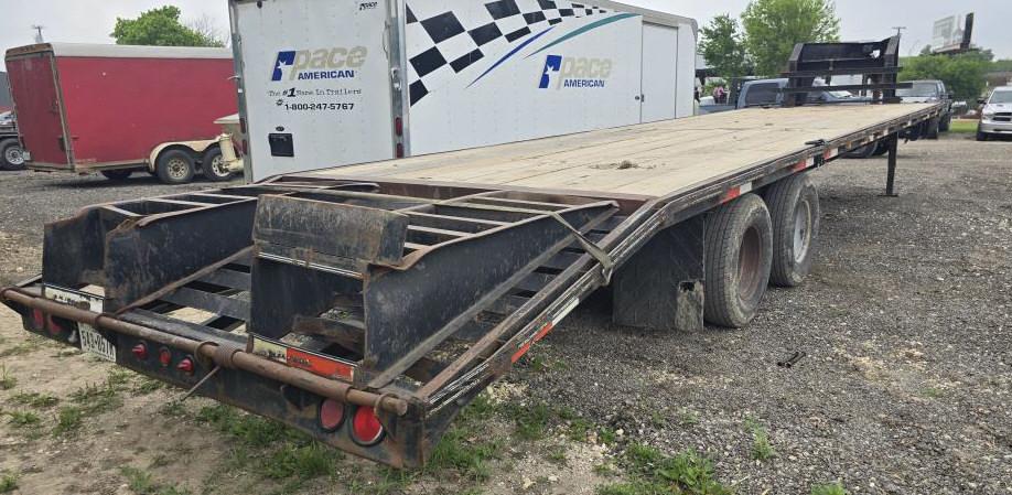 2007 32' Legend Tandem Dual Axle Gooseneck Trailer