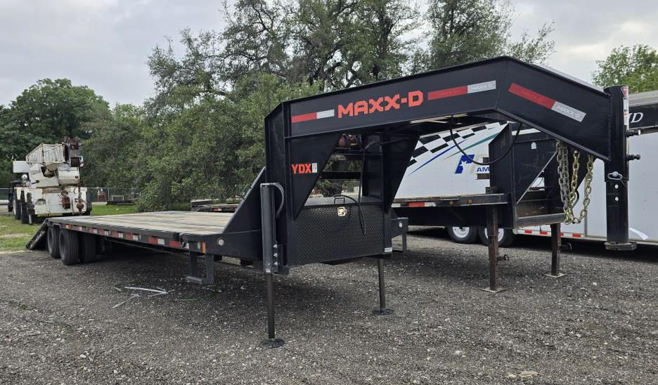 2023 Maxx-D 36' Hydraulic Dove Tail Gooseneck