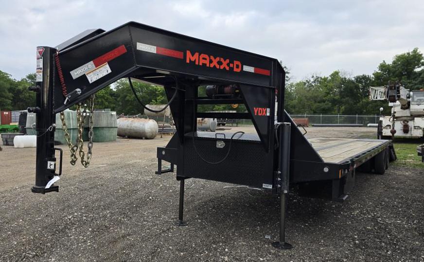 2023 Maxx-D 36' Hydraulic Dove Tail Gooseneck