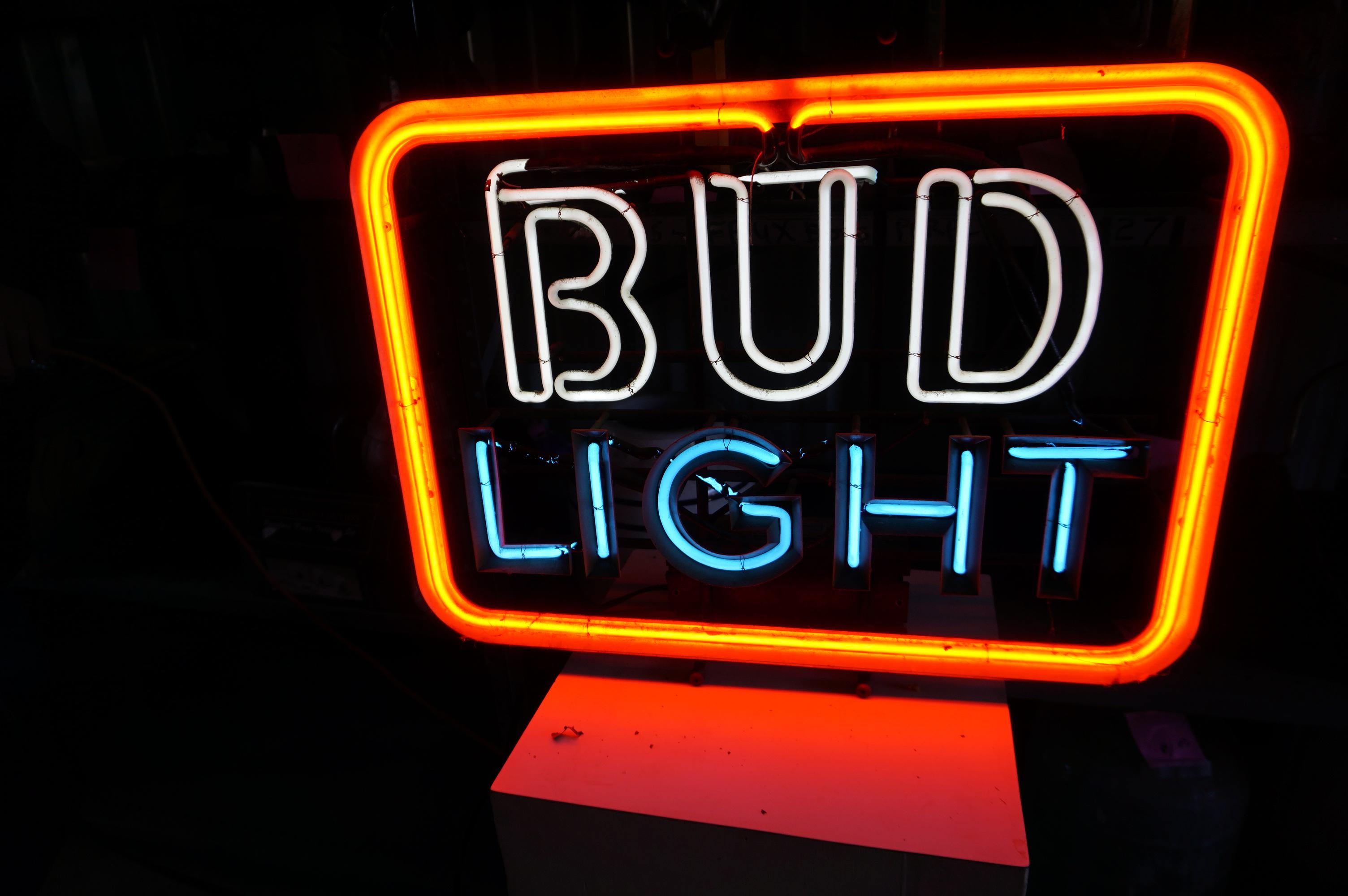Bud Light Working Neon Sign, Older Model, Dirty from storage, NO SHIPPING! PICK-UP ONLY!