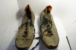 11" Length early leather soccer cleats (boots), leather is cracking and dirty, barn find. outstandng