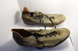 11" Length early leather soccer cleats (boots), leather is cracking and dirty, barn find. outstandng