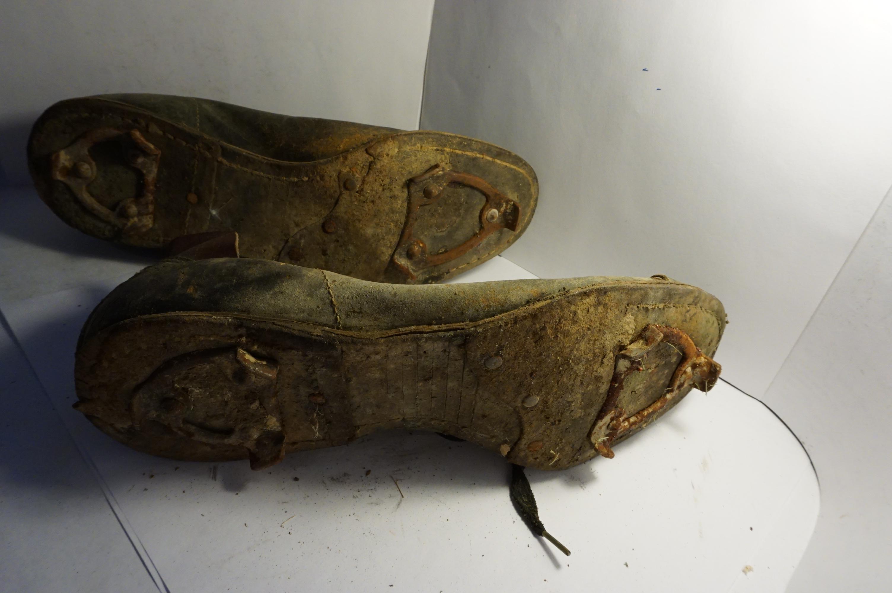 11" Length early leather soccer cleats (boots), leather is cracking and dirty, barn find. outstandng